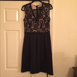 Black sleeveless lace dress